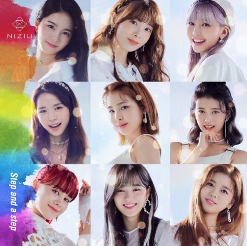 资料图片：日本女团NiziU的出道专辑《Step and a step》海报 韩联社/JYP娱乐供图（图片严禁转载复制）