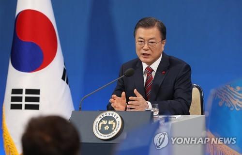 1月18日，韩国总统文在寅在新年记者会上答记者问。 韩联社