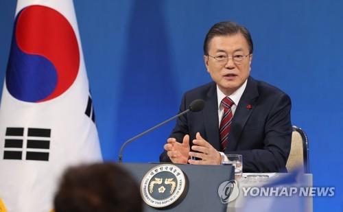 1月18日，韩国总统文在寅在新年记者会上答记者问。 韩联社