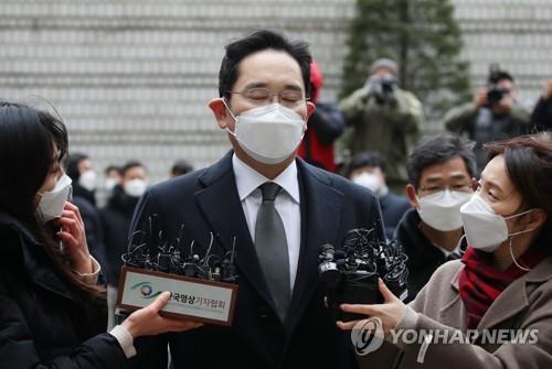 1月18日，在首尔高等法院，李在镕出庭受审。 韩联社