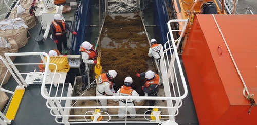 韩国海警全力展开铜藻清理工作