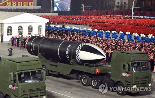 资料图片：据朝中社2020年12月15日报道，纪念朝鲜劳动党第八次全国代表大会的阅兵仪式14日在平壤市举行。图为疑似朝鲜新研发的潜射弹道导弹。 韩联社（图片仅限韩国国内使用，严禁转载复制）