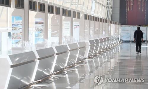 资料图片：1月19日，在仁川国际机场出境大厅，旅游咨询台前空无一人。 韩联社