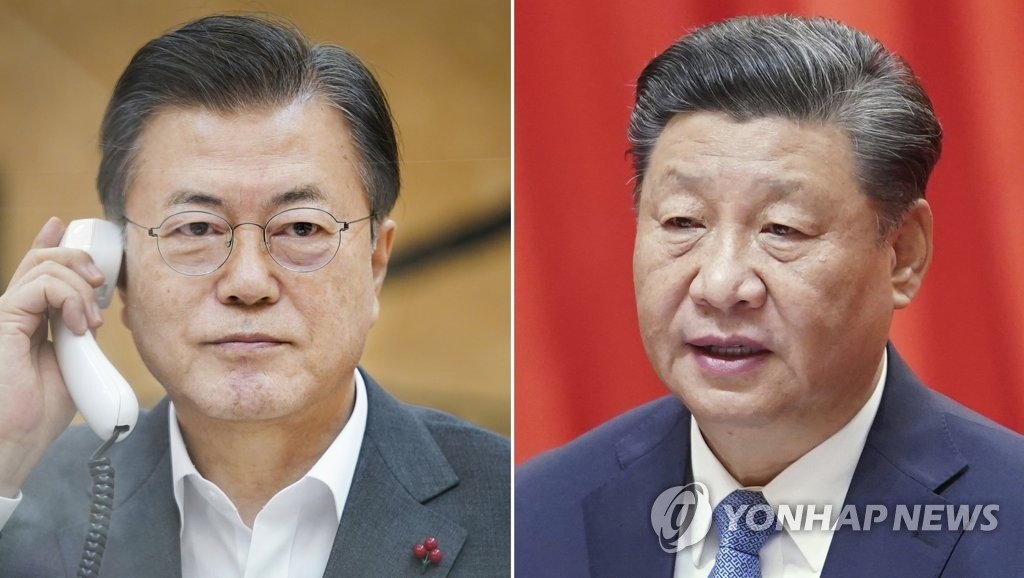 1月26日下午，韩国总统文在寅（左）和中国国家主席习近平通电话。 韩联社/青瓦台供图（图片严禁转载复制）