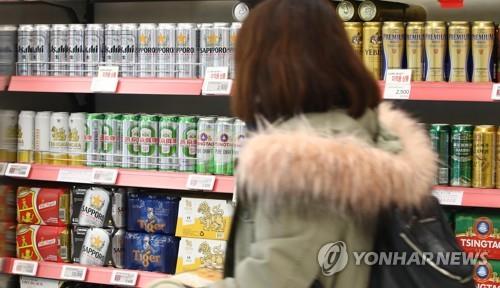 资料图片：首尔市某超市的进口啤酒柜台 韩联社