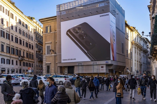 资料图片：Galaxy S21大型广告牌设在位于意大利罗马的西班牙广场。 韩联社/三星电子供图（图片严禁转载复制）