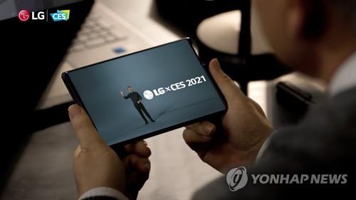资料图片:LG电子可卷曲手机“LG Rollable”亮相CES 2021 LG电子供图（图片严禁转载复制