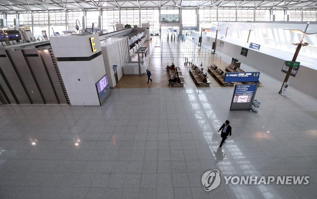 资料图片：2020年3月24日，仁川国际机场第一航站楼出发大厅显得格外空荡而冷清。 韩联社