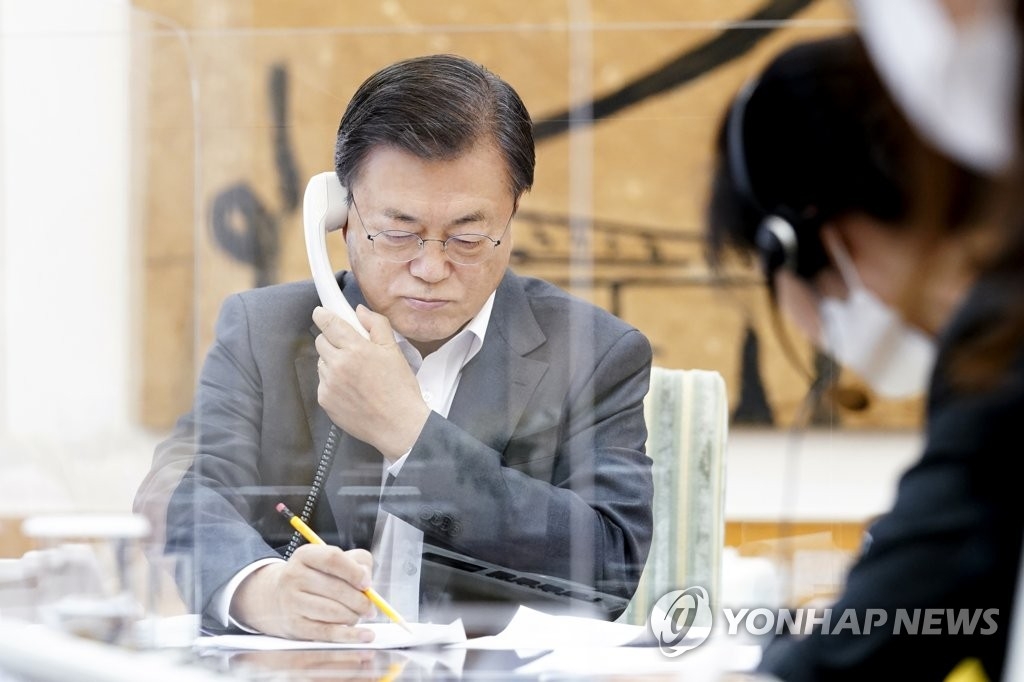 2月4日，在青瓦台，韩国总统文在寅与美国总统拜登通电话。 青瓦台供图（图片严禁转载复制）