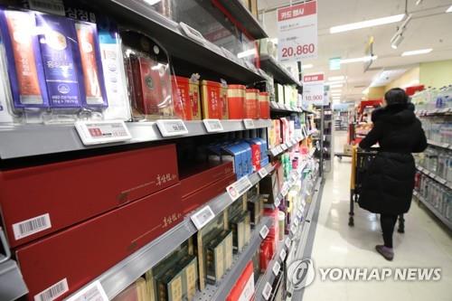 资料图片：1月14日，在首尔一家大型超市，一名顾客在挑选保健品。 韩联社