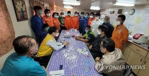 当地时间2月3日，韩国驻伊朗大使馆现场支援组工作人员登上被伊方扣押的“韩国化学”号询问获释船员的下船意向。 韩联社/外交部供图（图片严禁转载复制）