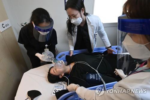 2月9日，在位于首尔中区的国立中央医疗院中央预防接种中心进行了新冠疫苗接种模拟演练。图为演练现场。 韩联社/联合摄影团