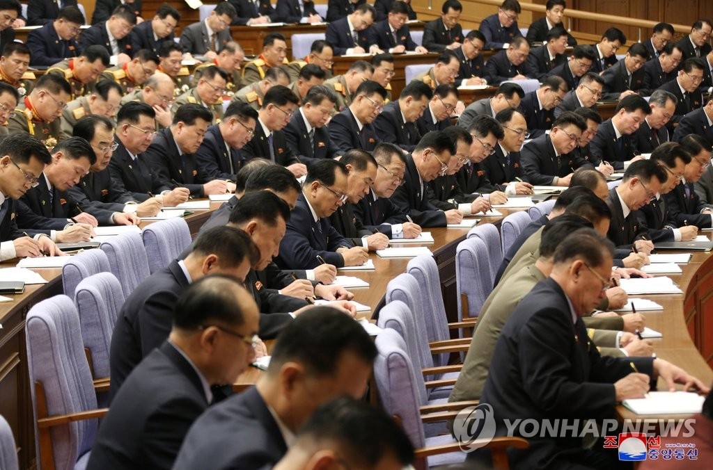据朝中社2月10日报道，朝鲜第八届中央委员会第二次全体会议于9日进入第二天。图为与会人员做笔记。 韩联社/朝中社（图片仅限韩国国内适用，严禁转载复制）