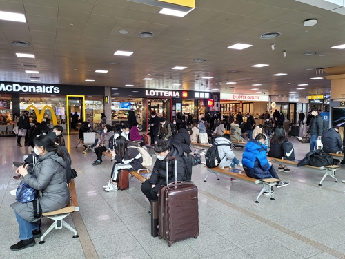 2月10日，在首尔火车站，除了为保持距离而空出的座位外，候车室的长椅基本被坐满。 韩联社