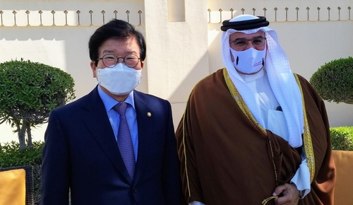 当地时间2月15日，在巴林首都麦纳麦，韩国国会议长朴炳锡（左）与巴林王储萨勒曼在会谈后合影留念。 韩国国会供图（图片严禁转载复制）