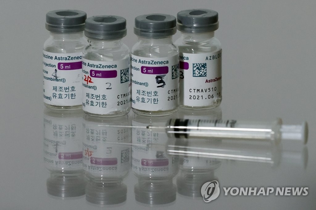 资料图片：图为阿斯利康新冠疫苗和注射器。 韩联社