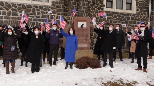 2月17日，在新泽西州克利夫赛德帕克附近设立的慰安妇纪念碑前，旅美韩侨举行集会，敦促美国教授撤回歪曲历史的论文。 韩联社/美国东北部韩人会联合会供图