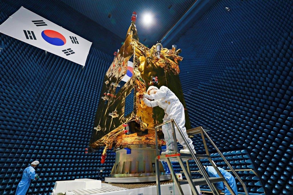 资料图片：2019年12月4日，韩国航空宇宙研究院公开自主研制的静止轨道卫星“千里眼2B”号。 韩联社/韩国航空宇宙研究院供图（图片严禁转载复制）