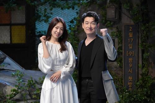 曹承佑（右）和朴信惠 JTBC电视台供图（图片严禁转载复制）