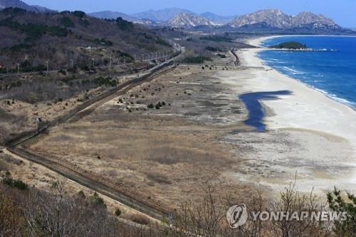 资料图片：从韩国东海岸的高城统一瞭望台遥望北方的朝鲜 韩联社