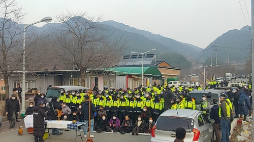 韩警方驱离萨德基地入口示威民众