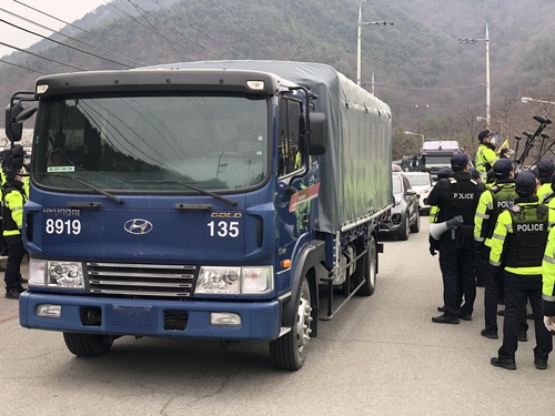 2月25日，在庆尚北道星州郡萨德基地附近的韶成里村民会馆门前，当地居民与警方对峙，试图阻止载有施工装备和建材的车队进入基地。 韩联社