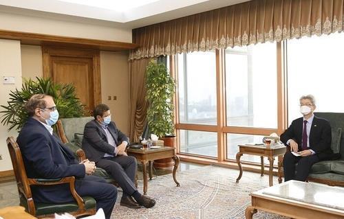 资料图片：2月22日，在韩国驻伊朗大使馆，韩国驻伊朗大使柳静铉（右）会见伊朗央行行长阿卜杜勒纳赛尔·赫马提。 伊朗政府官网截图（图片严禁转载复制）