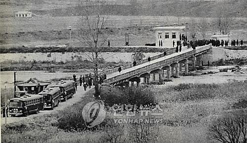 1968年12月23日，在板门店，82名普韦布洛号乘员走过“有去无回桥”获得自由。 韩联社/朝中社（图片仅限韩国国内使用，严禁转载复制）