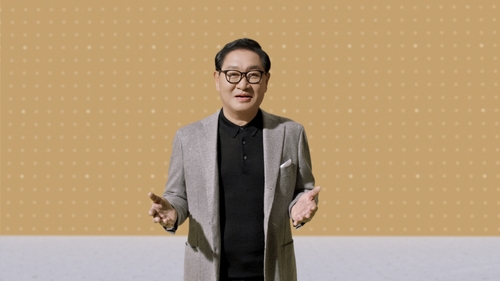 资料图片：三星电子映像显示事业部总裁韩宗熙在发布会上介绍新品。 三星电子供图（图片严禁转载复制） 