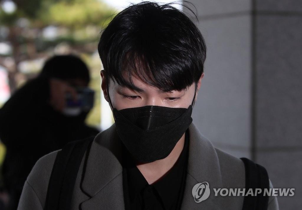 3月9日，在大邱
处所法院安东分院，歌手辉星出庭受审。 韩联社