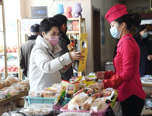 资料图片：平壤市民在一家大型综合超市挑选食品。 韩联社/《朝鲜新报》（图片仅限韩国国内适用，严禁转载复制）