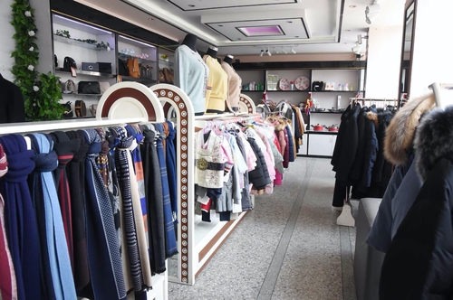 资料图片：平壤一家大型综合超市的服装区 韩联社/《朝鲜新报》（图片仅限韩国国内适用，严禁转载复制）