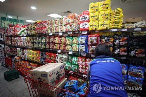 资料图片：韩国一家超市的方便面柜台 韩联社