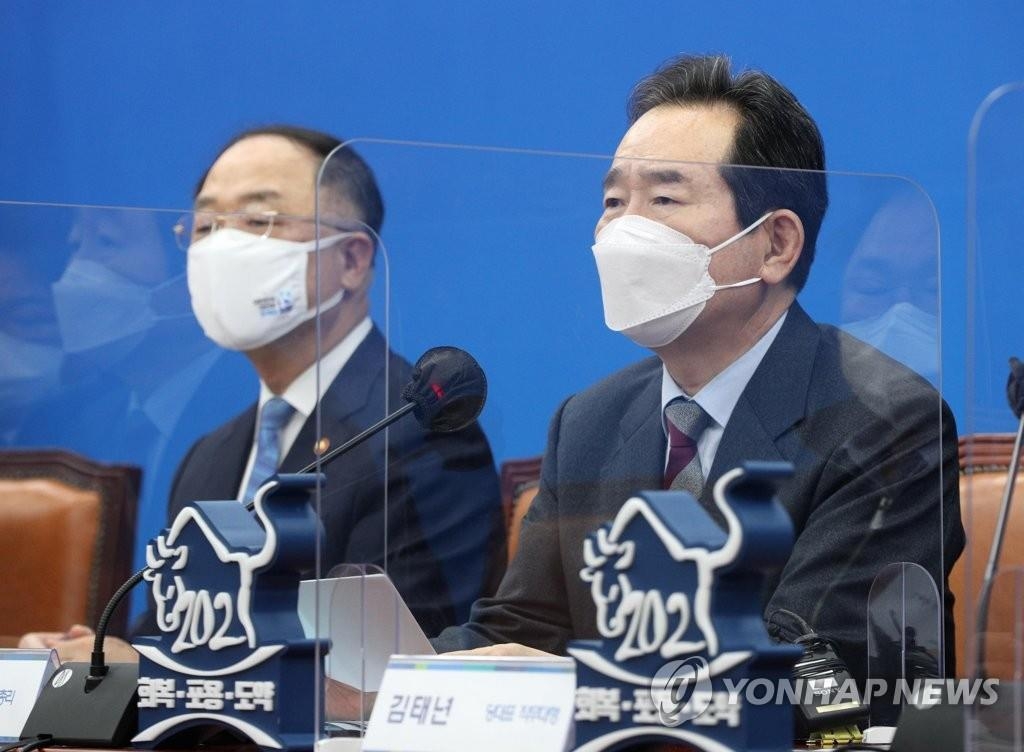 3月28日，在国会，丁世均（右）在高层党政会议上发言。 韩联社