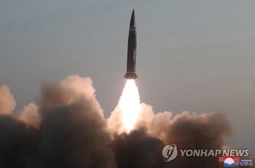 资料图片：朝鲜声称25日试射的新型战术导弹升空场面。朝鲜称经改进的弹头重量增至2.5吨，第二次试射取得成功。 韩联社/朝中社（图片仅限韩国国内使用，严禁转载复制）