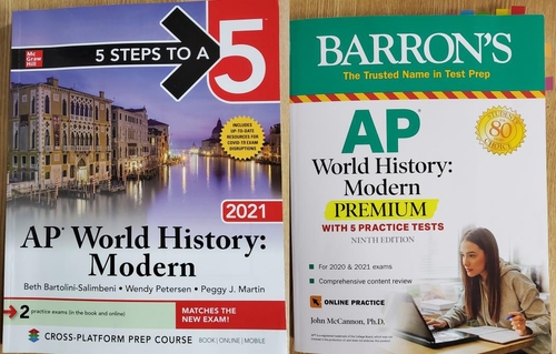 资料图片：美国出版社麦格希教育（McGraw-Hill）（左）和巴伦的现代史教科书。 韩联社/韩国之友（VANK）供图（图片严禁转载复制）