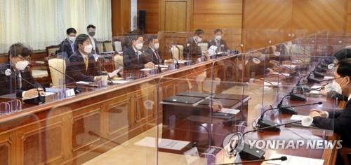 4月13日，韩国政府紧急召开有关部门次官（副部长）会议，对日本政府宣布将福岛核电站污水排入大海事宜进行讨论。 韩联社