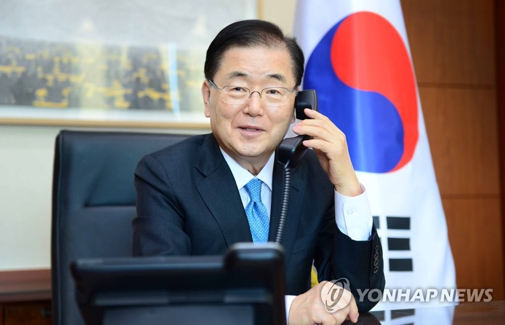 资料图片：3月26日，在首尔，韩国外交部长官郑义溶同美国总统气候问题特使约翰·克里通电话。 韩联社