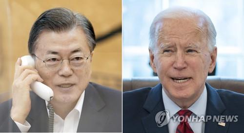 资料图片：2月4日，在青瓦台，文在寅（左）和美国总统拜登通电话。 韩联社