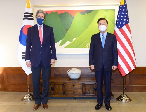 4月17日，在位于首尔汉南洞的外交部长官官邸，韩国外长郑义溶（右）同美国总统气候问题特使约翰·克里在共进晚餐前合影。 韩联社/外交部供图（图片严禁转载复制）