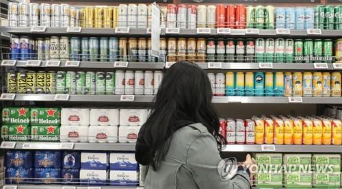 资料图片：超市内的酒水专区 韩联社
