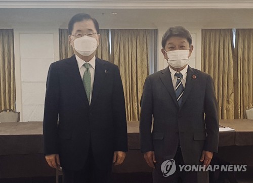 当地时间5月5日，在英国伦敦市区一家酒店，韩国外长郑义溶（左）同日本外相茂木敏充举行会谈并合影留念。 韩联社/外交部供图（图片严禁转载复制）