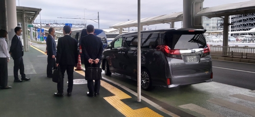 5月11日，在日本成田国际机场，赴日出席韩美日情报首长会谈的韩国国家情报院院长朴智元乘车离开。 韩联社