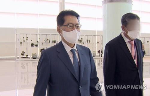 5月11日，在仁川国际机场，韩国国家情报院院长朴智元（左）为出席韩美日情报机构首长会谈启程赴日。 韩联社/韩联社TV画面截图（图片严禁转载复制）