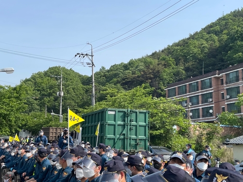韩萨德基地运入物资引起警民对峙