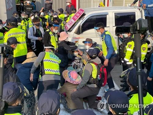 5月14日上午，在庆尚北道星州郡草天面韶成里村民会馆前，当地居民占道阻止运输车辆进入萨德基地，与警方对峙。 韩联社