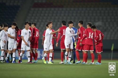 资料图片：韩朝球员握手示意。 韩联社/大韩足球协会供图（图片严禁转载复制）