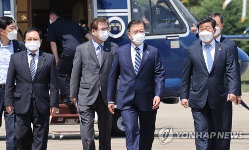 5月19日，在京畿道首尔机场，韩国总统文在寅（右二）准备搭乘空军一号启程赴美。 韩联社