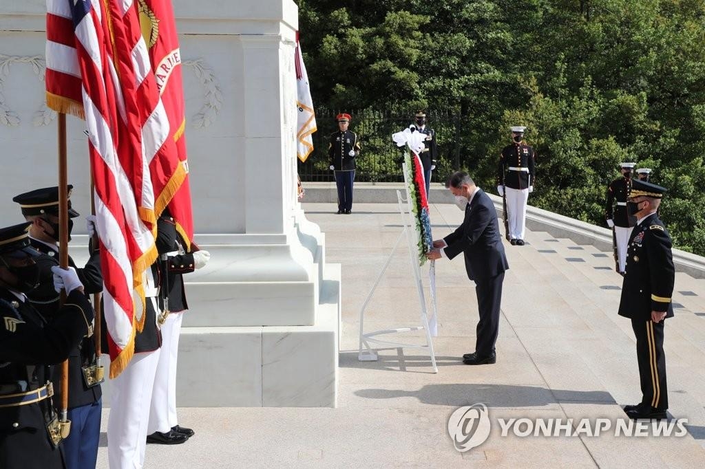 当地时间5月20日，正在美国访问的韩国总统文在寅参拜阿灵顿国家公墓并敬献花圈。 韩联社