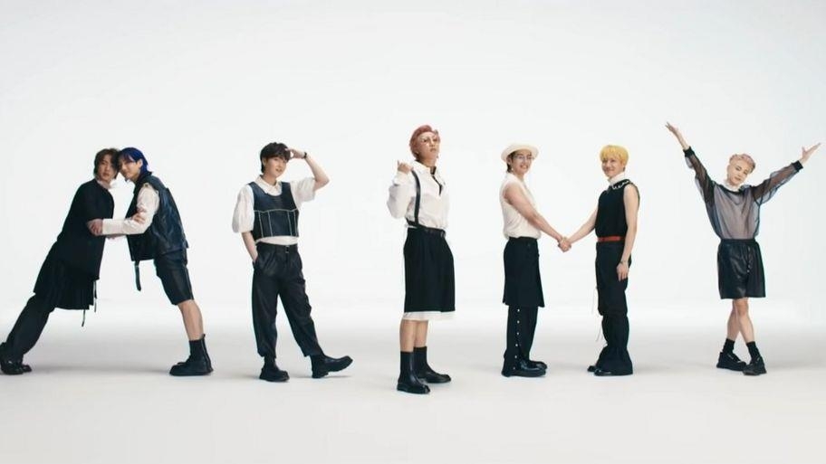 防弹少年团在新歌《Butter》MV中摆出象征粉丝的“ARMY”字样。 韩联社/《Butter》MV截图（图片严禁转载复制）